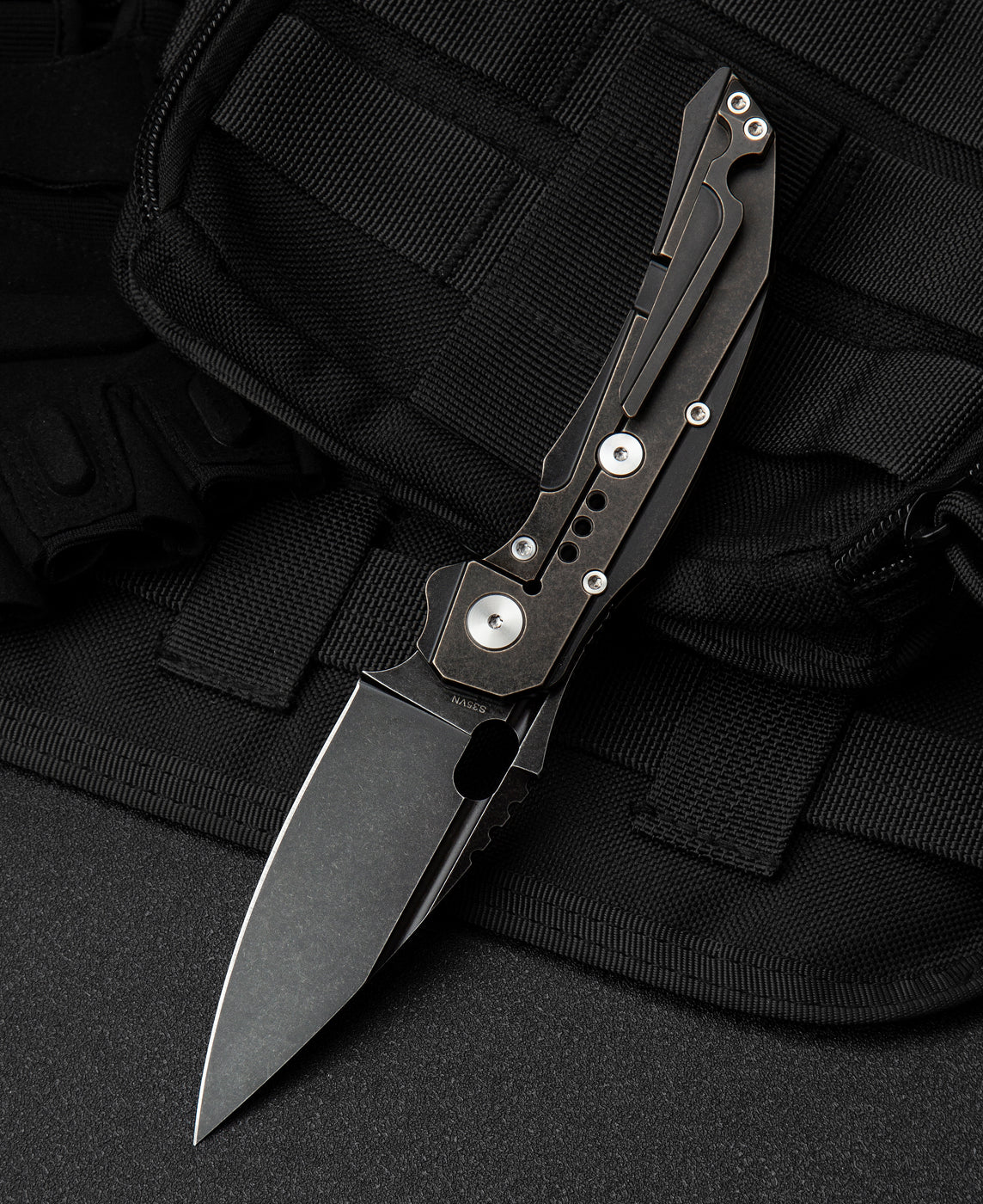 Bestech Exploit BT2005C closed view – 4.8" closed, all-black stonewash titanium