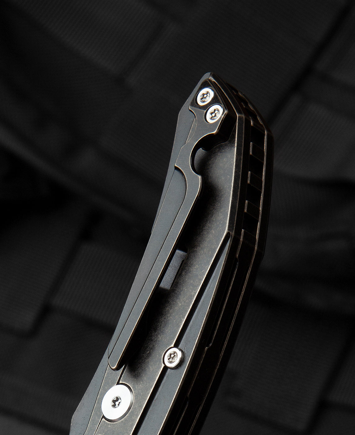 Bestech Exploit BT2005C frame lock detail – titanium frame lock mechanism, black stonewash