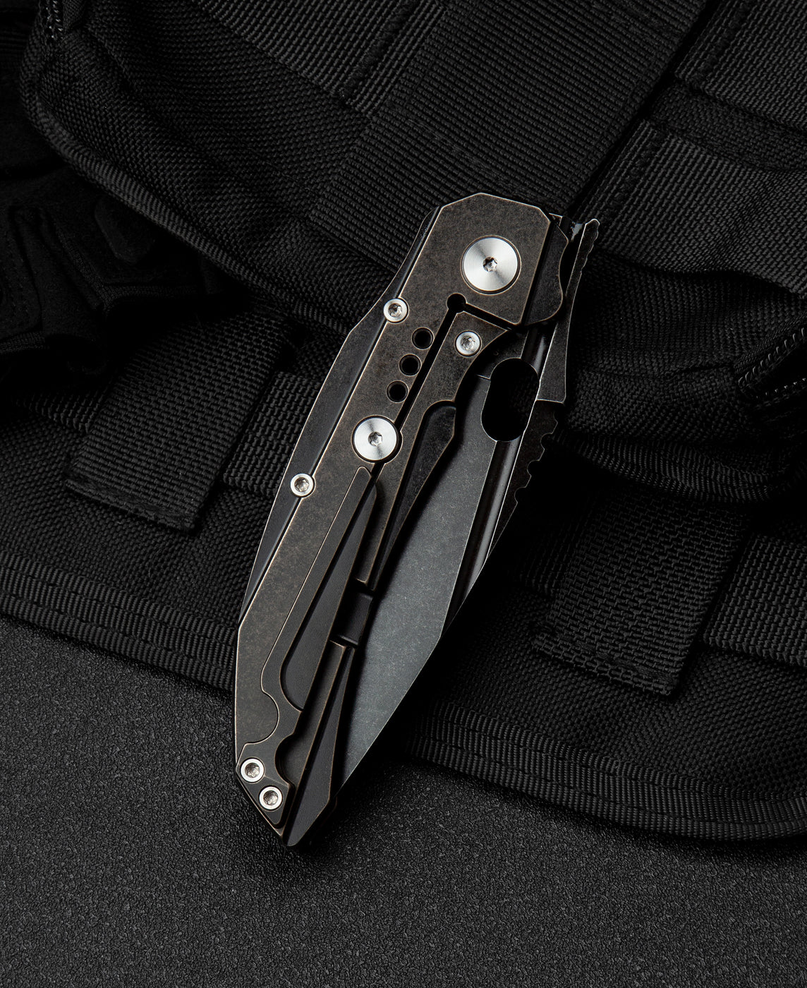 Bestech Exploit BT2005C open position – frame lock engaged, 7.95" overall length
