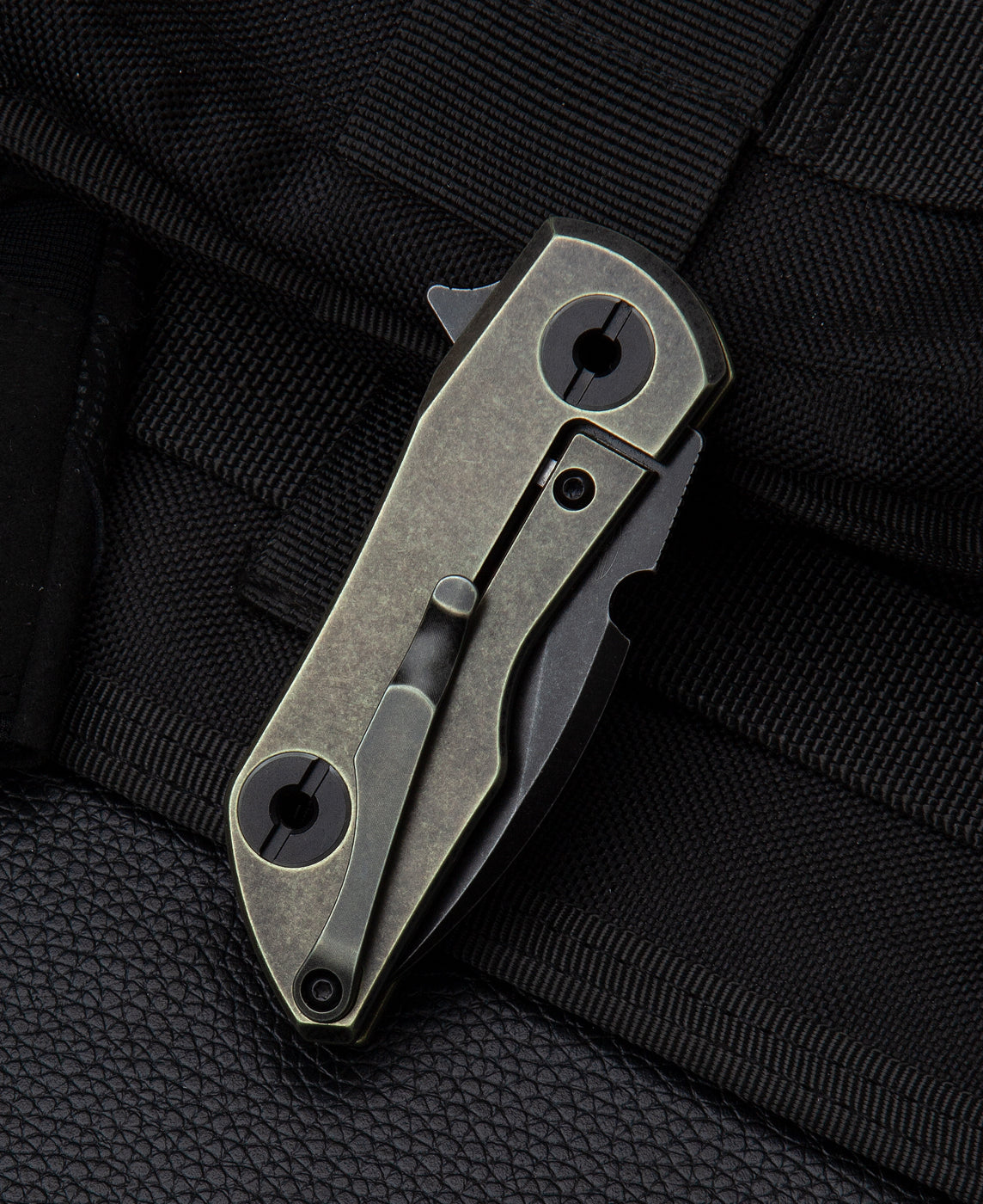 Bestech 2500 Delta BT2006D spine detail – 3.5mm S35VN blade, ceramic ball bearing pivot
