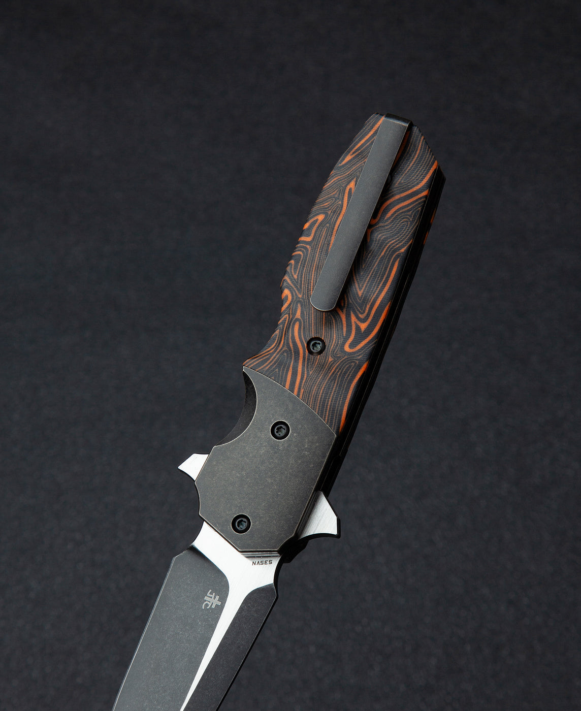 Bestech Freefall BT2007B orange G10 scale detail – black orange G10 grip texture