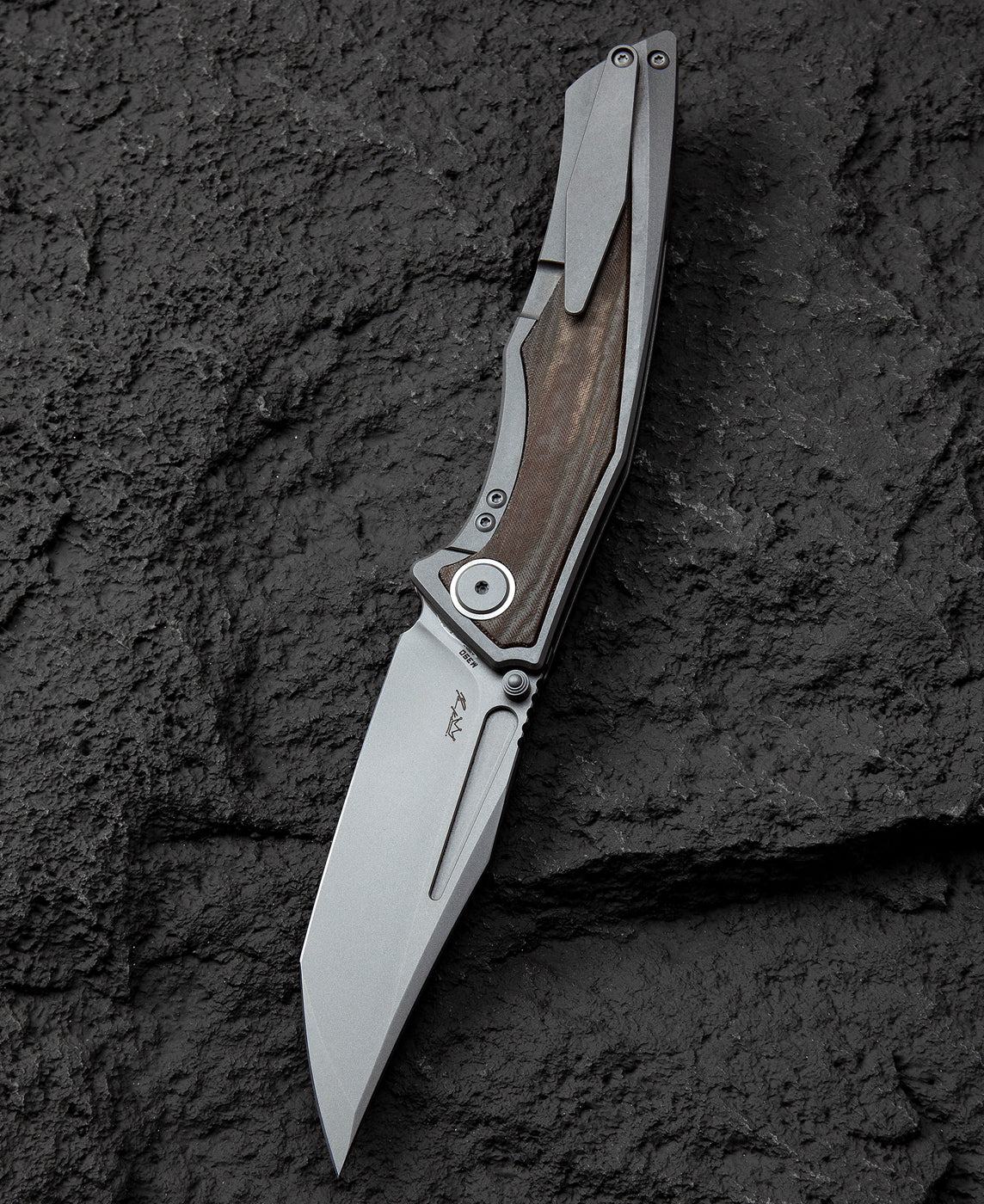Bestech Togatta BT2102D closed view – 5.36" closed, dark grey titanium frame lock