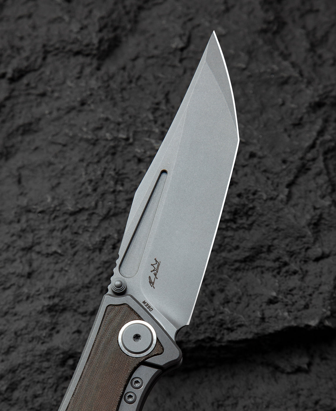 Bestech Togatta BT2102D green canvas micarta inlay detail – layered micarta texture in titanium frame