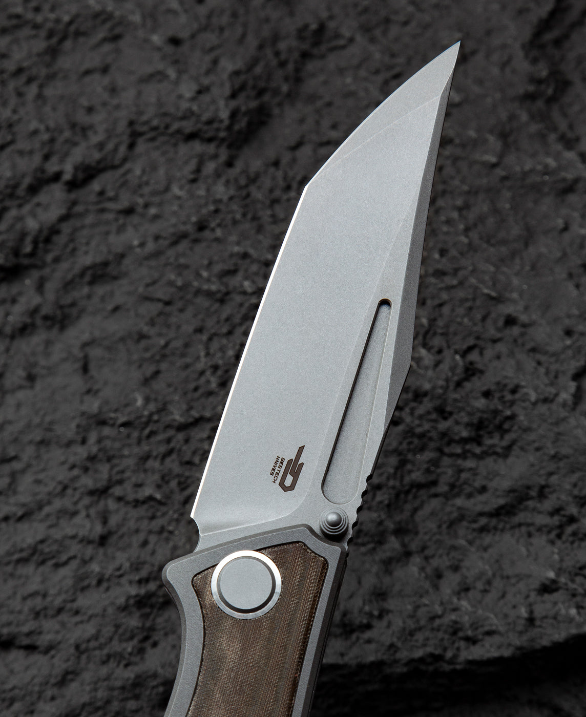 Bestech Togatta BT2102D handle detail – dark grey titanium frame lock, 139g, Koenscraft design
