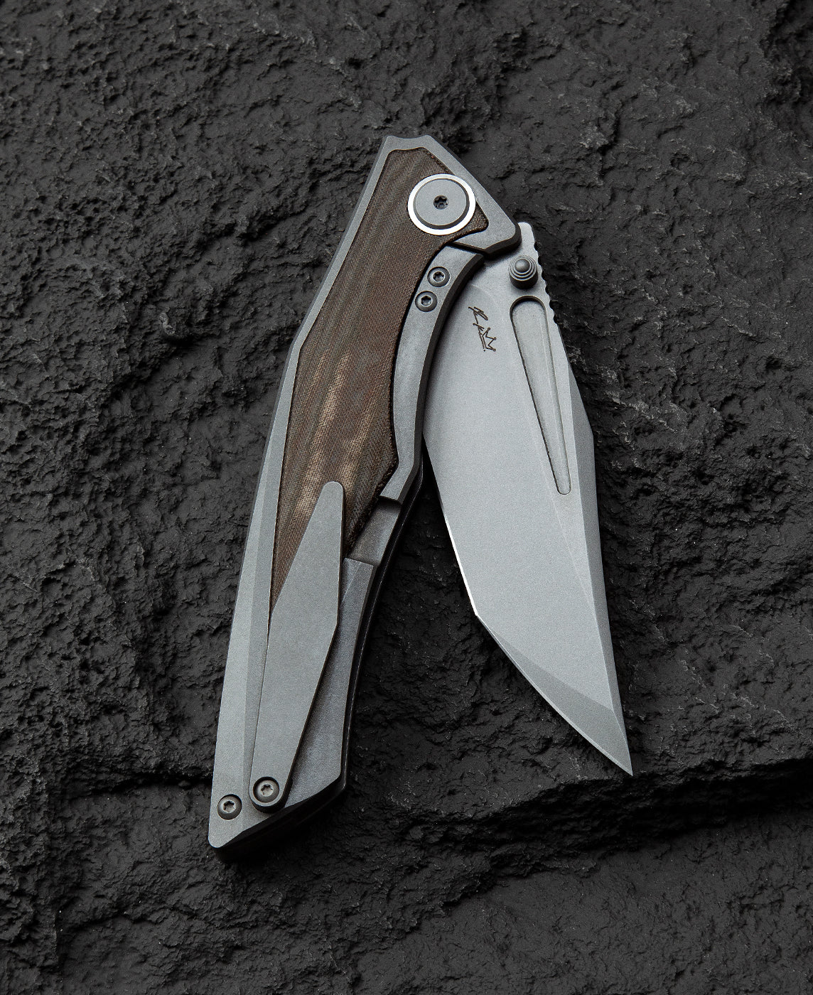 Bestech Togatta BT2102D side view – dark grey titanium + green canvas micarta inlay handle