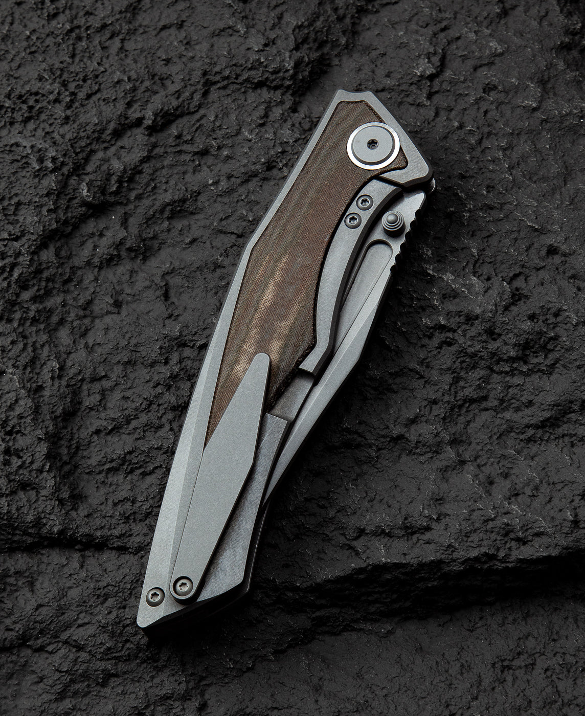 Bestech Togatta BT2102D spine detail – 3.8mm M390 blade thickness, ceramic ball bearing pivot