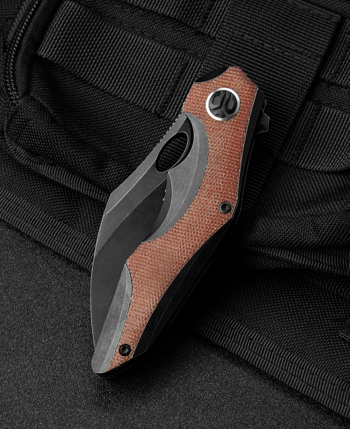 Bestech Nogard BT2105E natural canvas micarta detail – warm tan linen inlay on black titanium