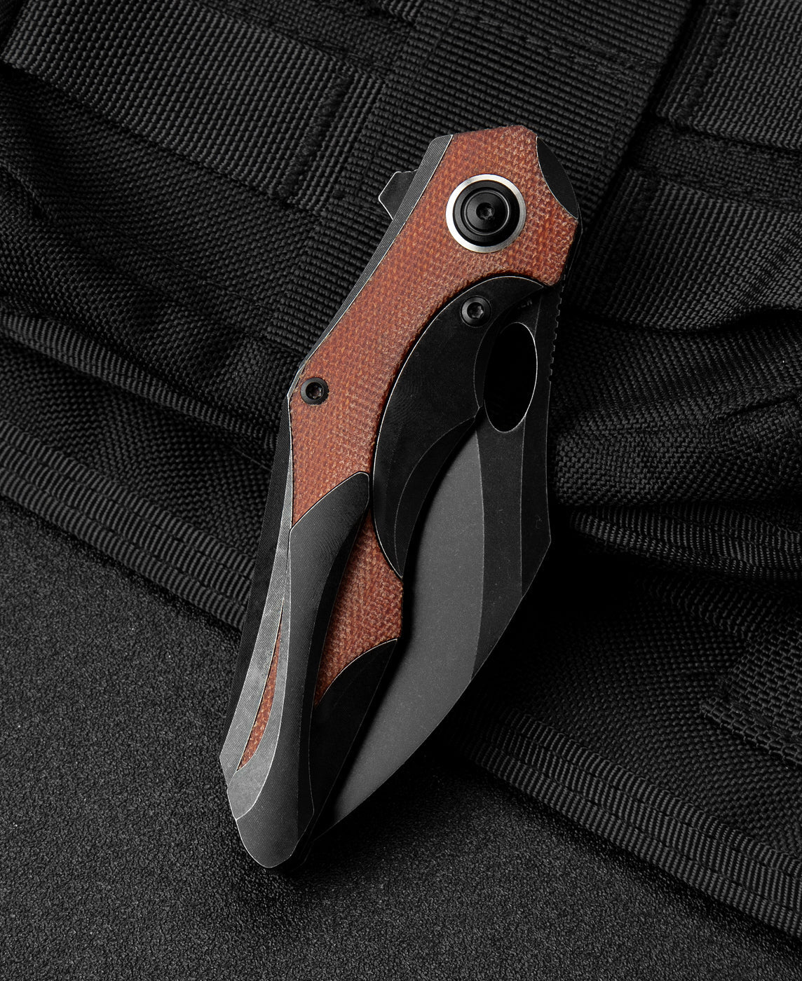 Bestech Nogard BT2105E frame lock detail – black titanium frame lock, KOMBOU fourth Bestech design