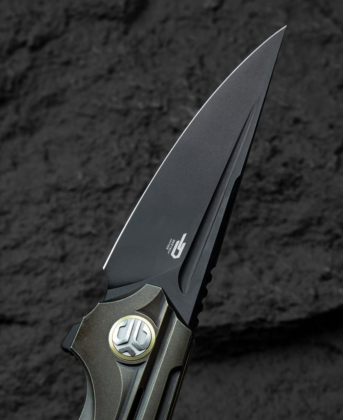 Bestech Vigil BT2201D thumb hole detail – blade-integrated thumb hole, dual deployment KOMBOU design