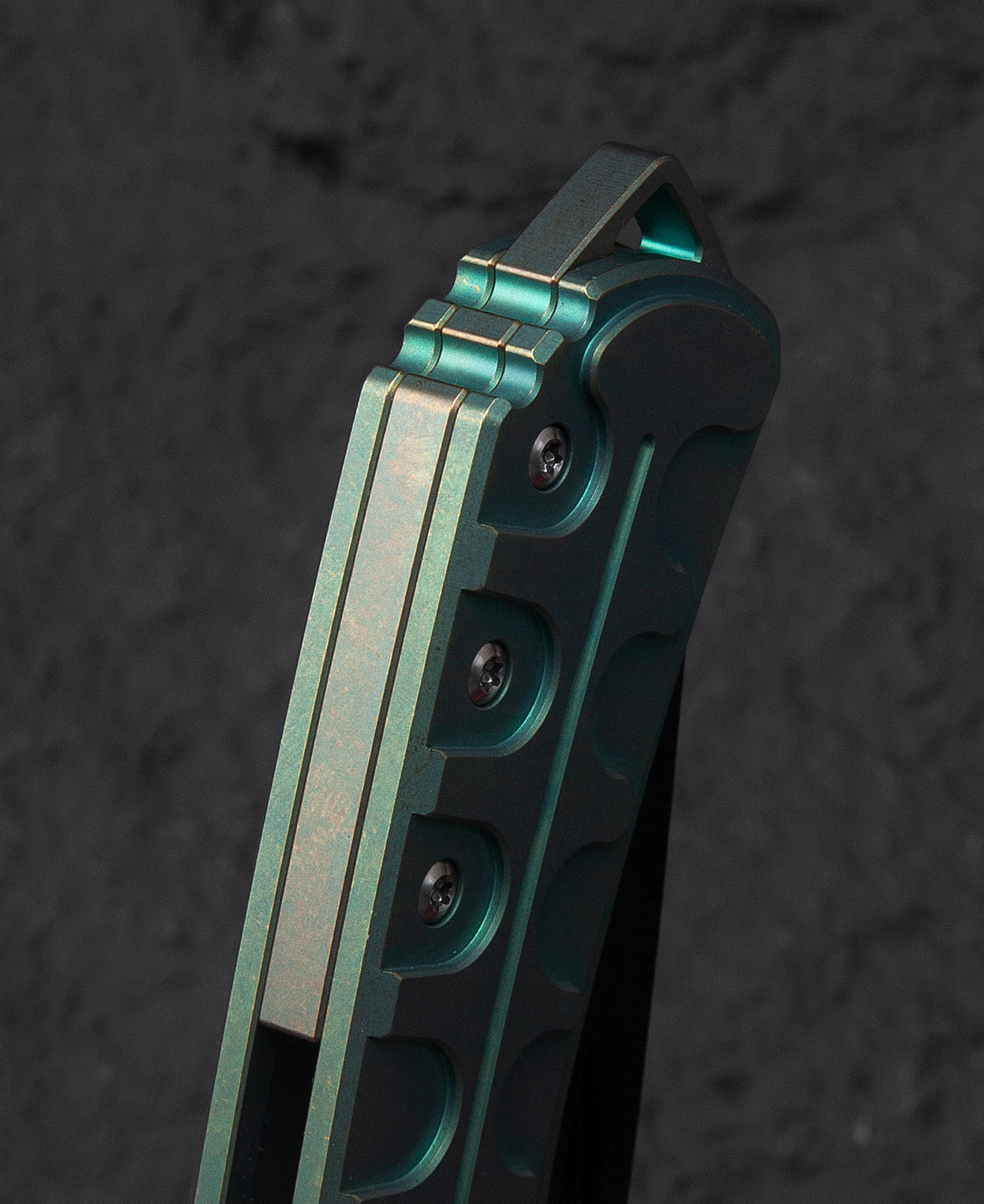 Bestech Buwaya BT2203D spine detail – 4mm M390 blade stock, black stonewash finish