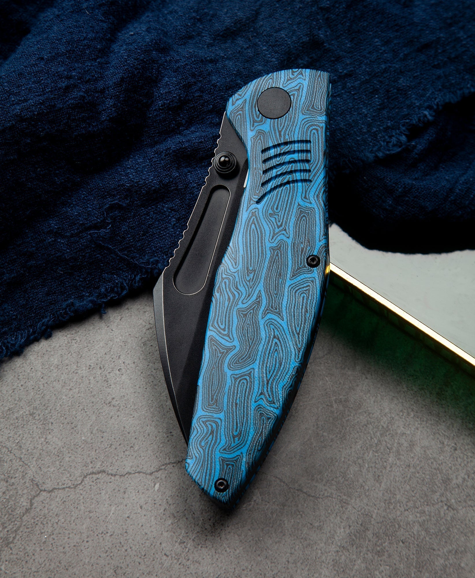 Bestech Lockness BT2205D spine detail – 3.8mm M390 black stonewash blade spine and titanium backspacer