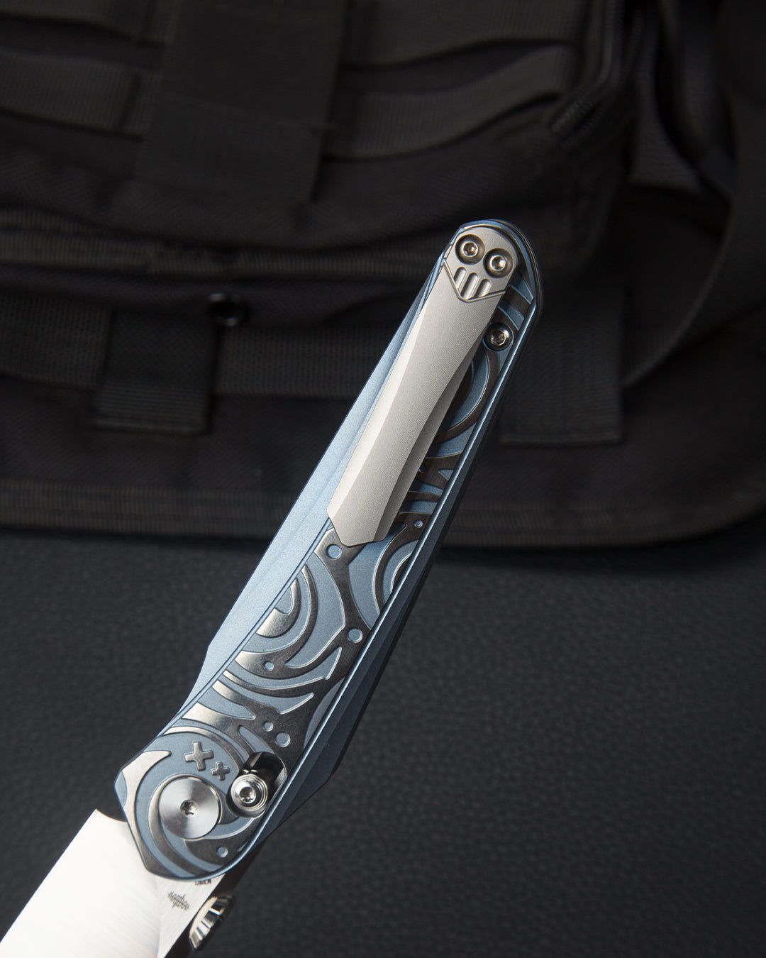 Bestech Mothus BT2206A blue titanium detail – full blue anodized titanium handle frame and clip