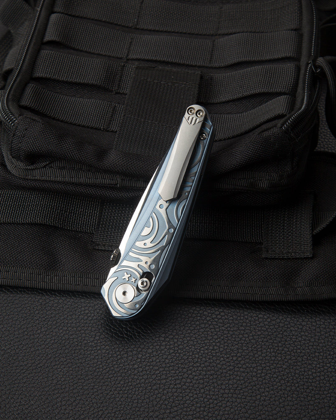 Bestech Mothus BT2206A spine detail – 3.5mm M390 blade spine with satin finish and blue titanium backspacer