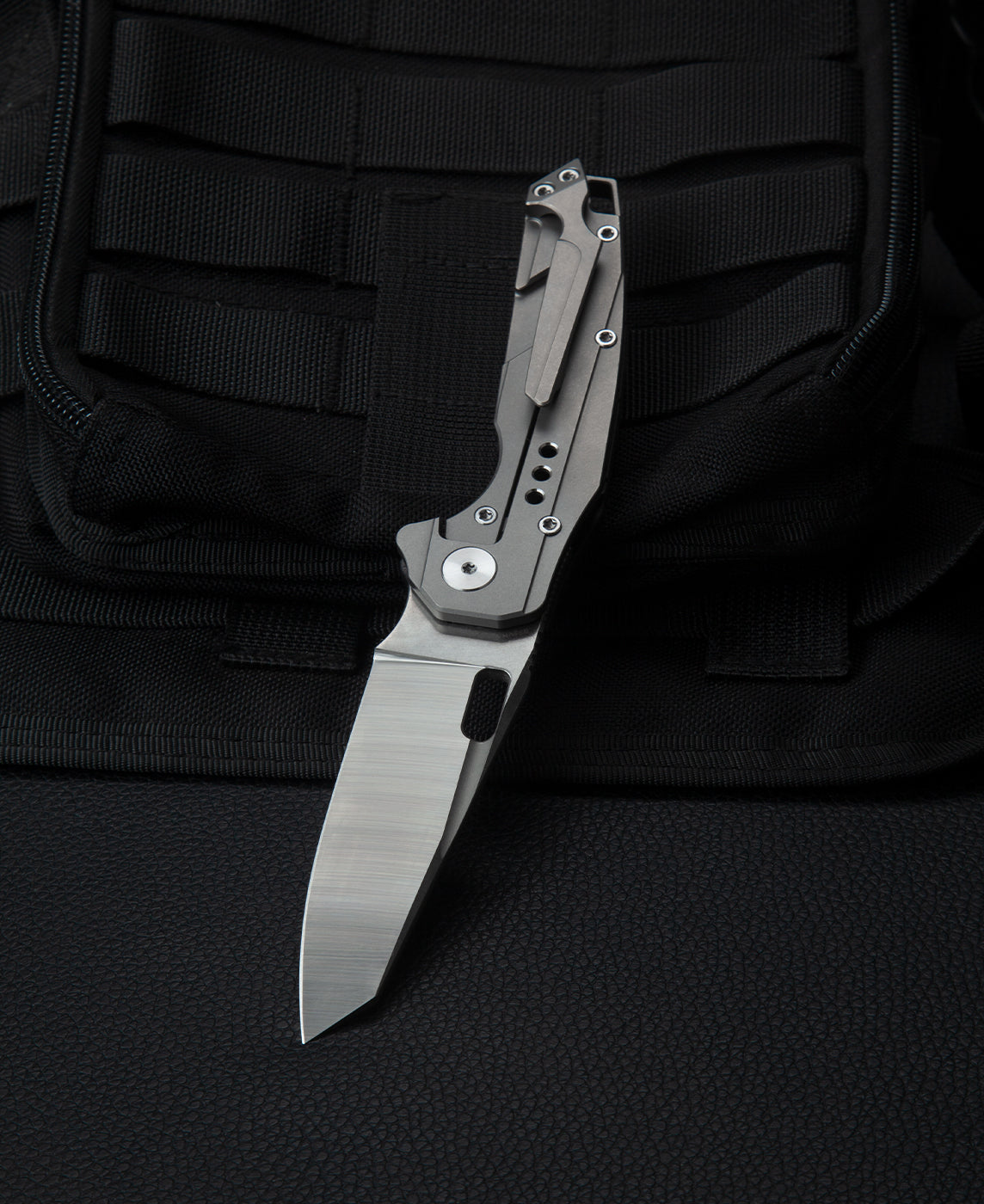 Bestech Nyxie BT2209C closed view – 4.35 inch closed grey titanium frame lock folder with carbon fiber inlay