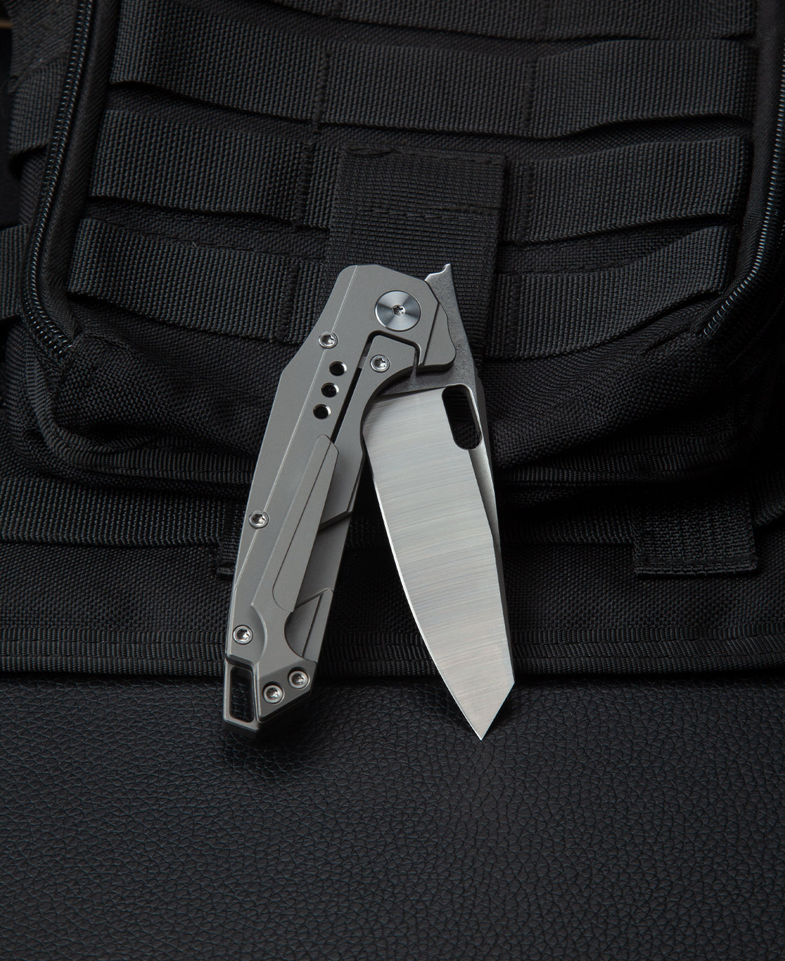 Bestech Nyxie BT2209C side view – grey titanium handle with carbon fiber inlay and ceramic ball bearings