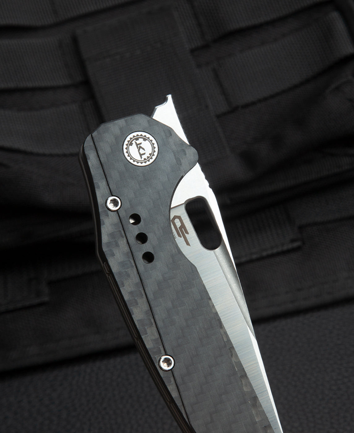 Bestech Nyxie BT2209C spine detail – 4mm S35VN blade spine with stonewash finish and titanium backspacer