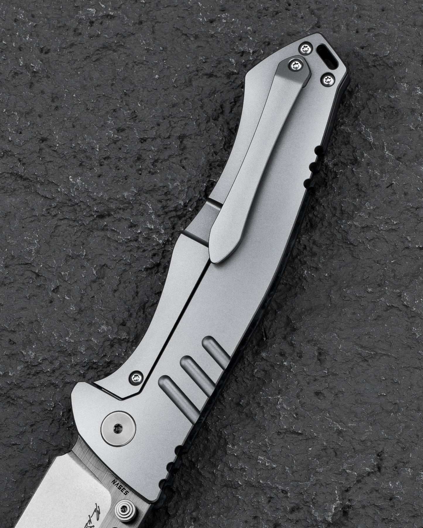 Bestech Keen II BT2301B handle detail – black titanium frame with marble carbon fiber inlay and flipper tab