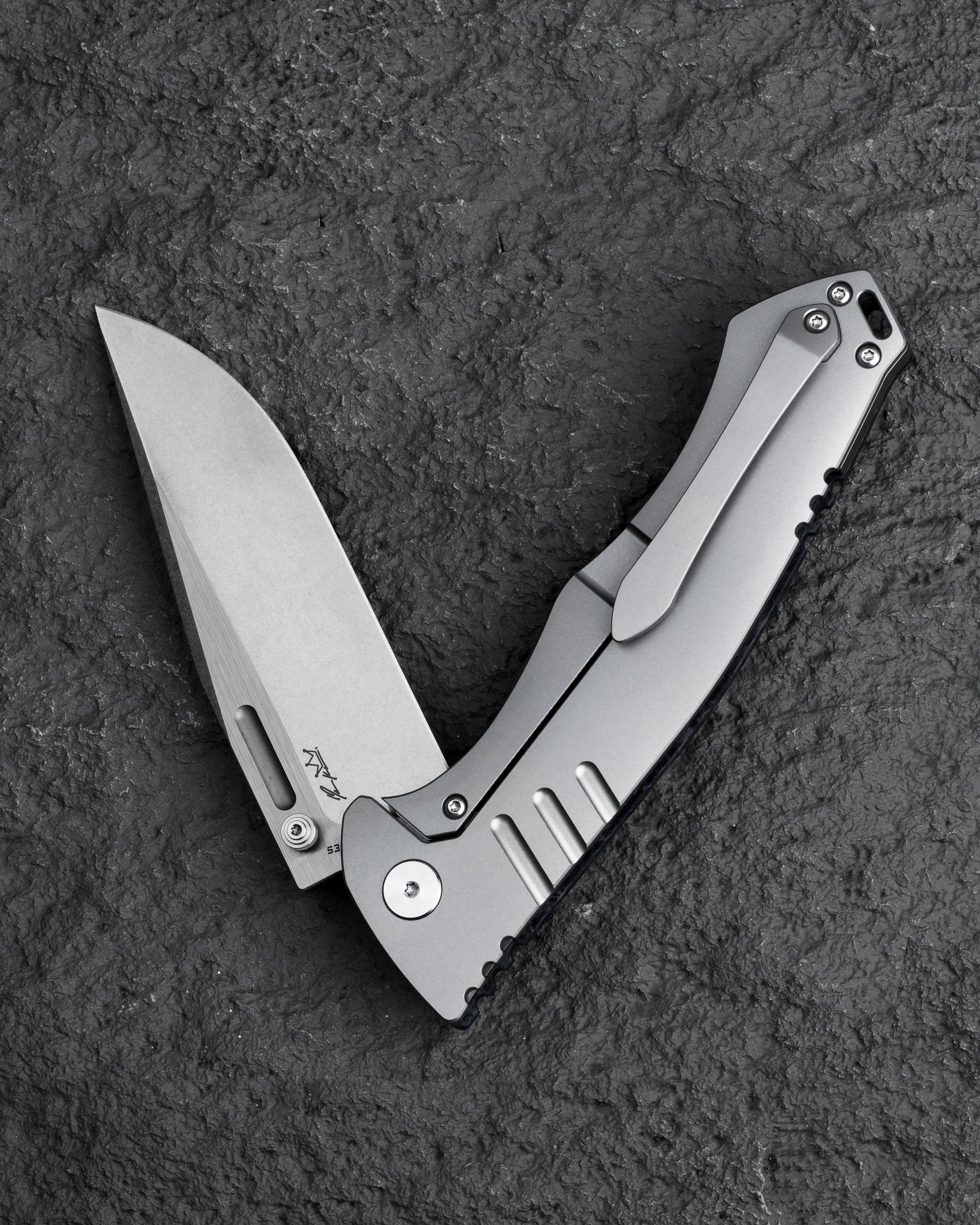 Bestech Keen II BT2301B spine detail – 4mm thick S35VN blade spine with stonewash finish