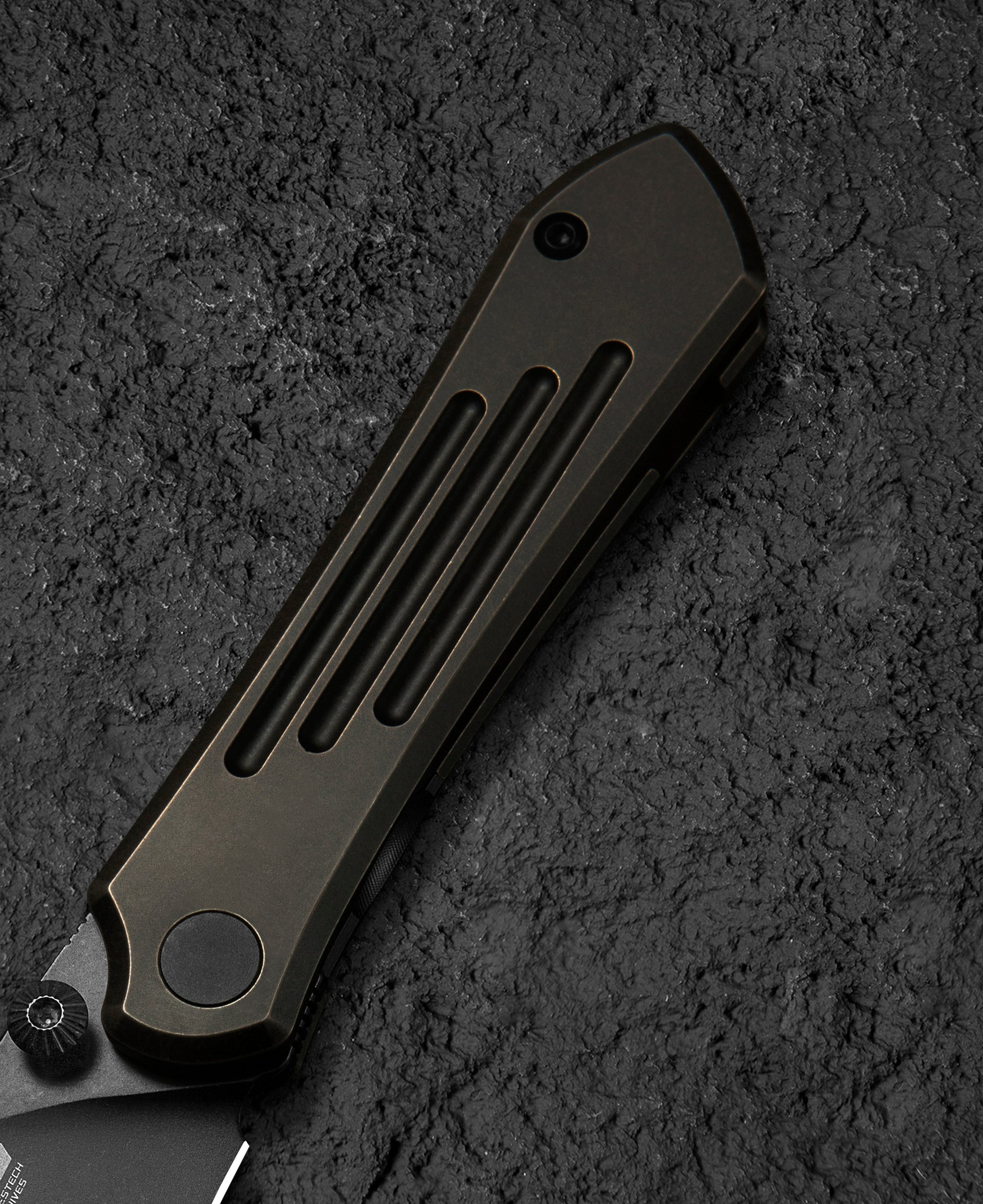 Bestech Icarus BT2302B spine detail – slim 2.8mm M390 blade spine and titanium backspacer