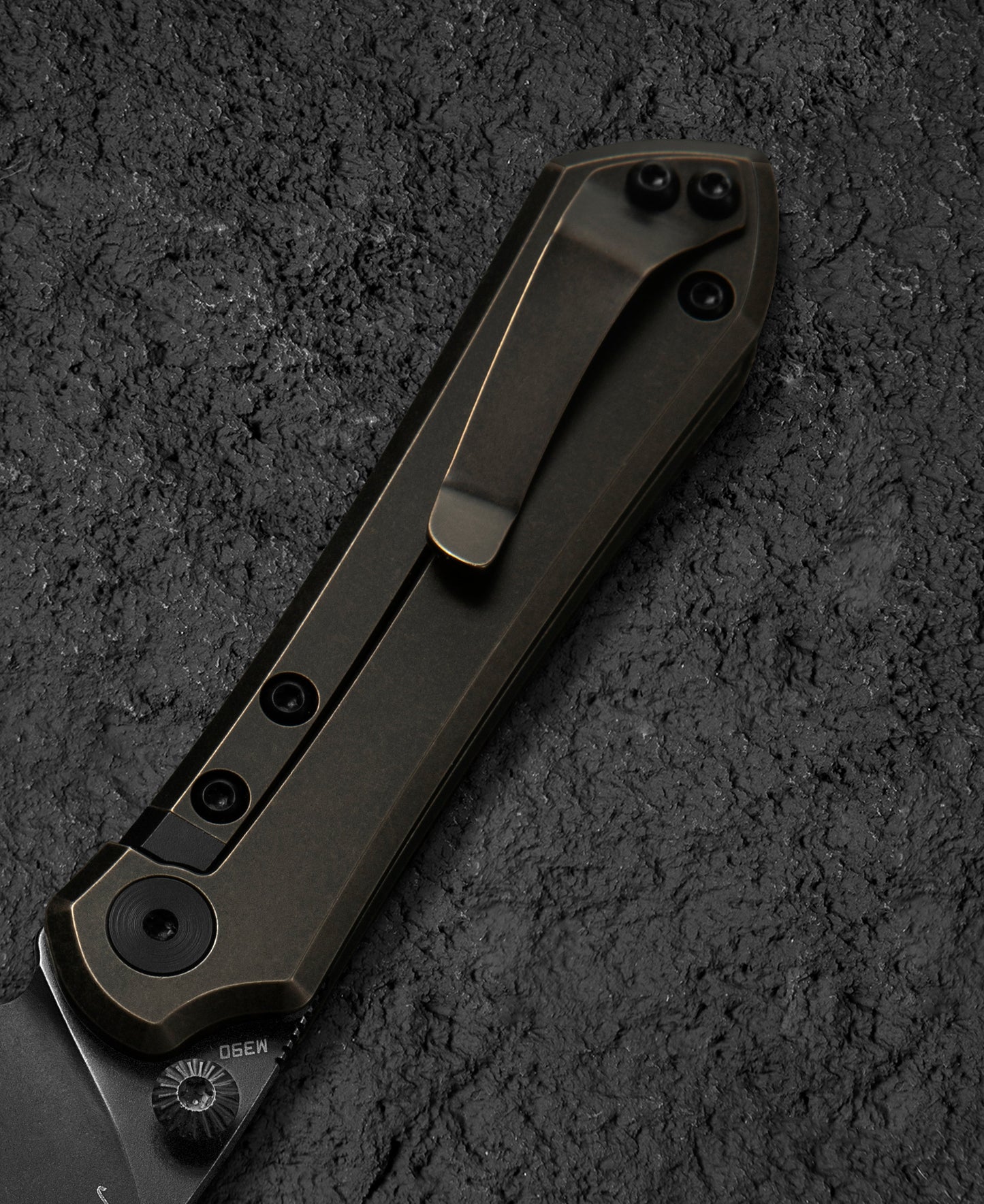 Bestech Icarus BT2302B thumb stud detail – black titanium thumb stud for smooth one-hand opening