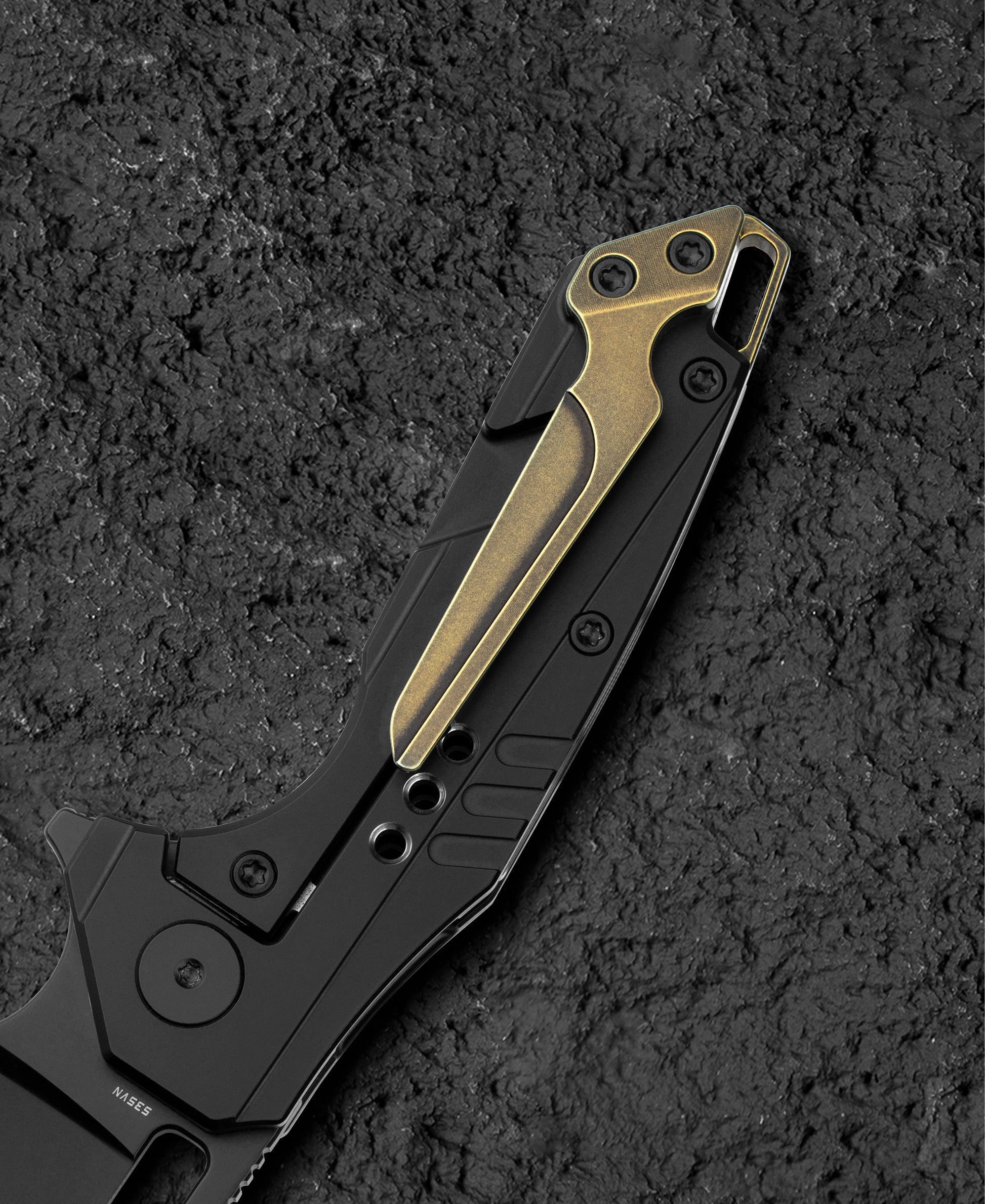 Bestech Nyxie 3 BT2308B pivot detail – ceramic ball bearing system smooth flipper deployment