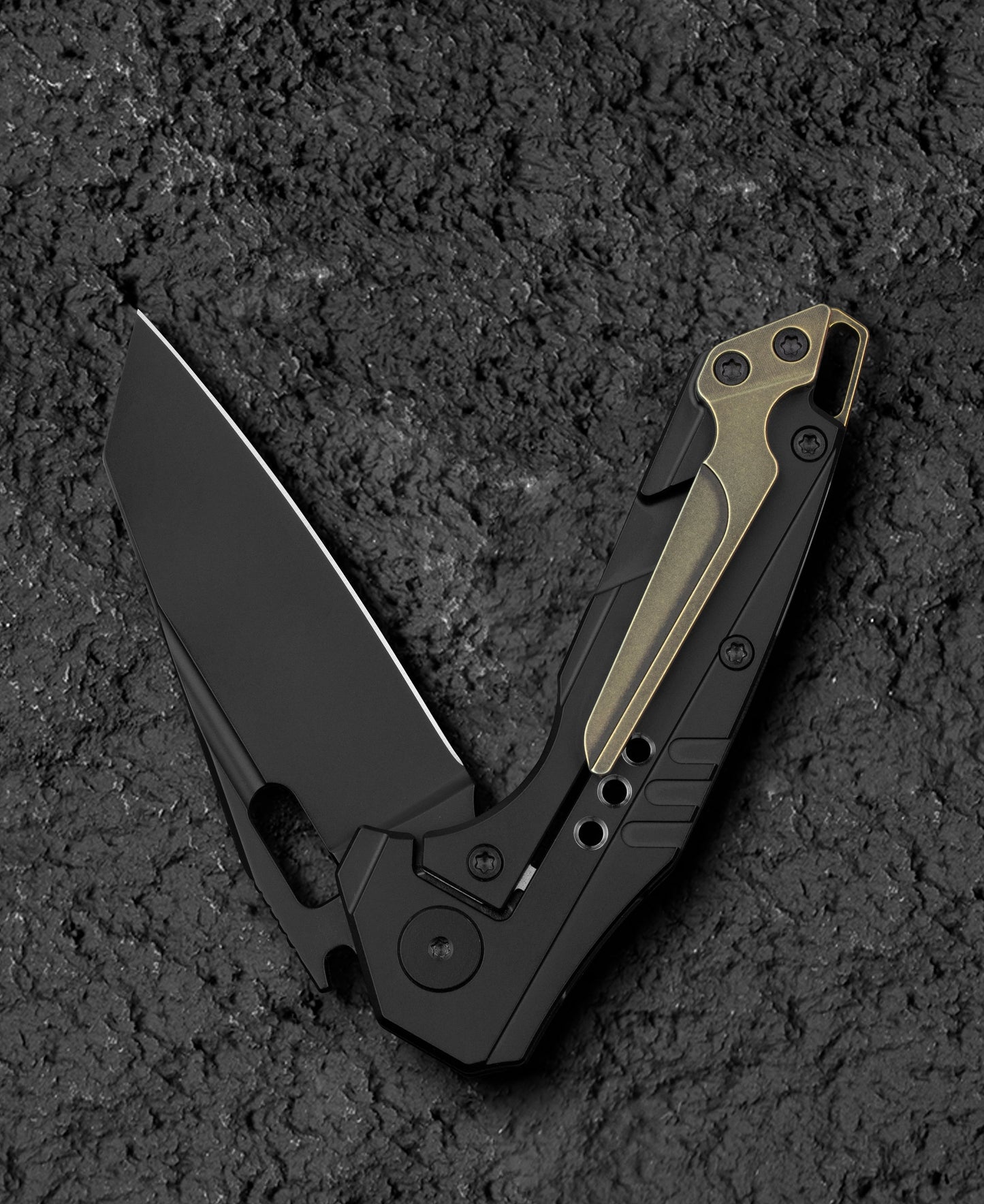 Bestech Nyxie 3 BT2308B spine detail – 0.157 inch blade thickness S35VN steel