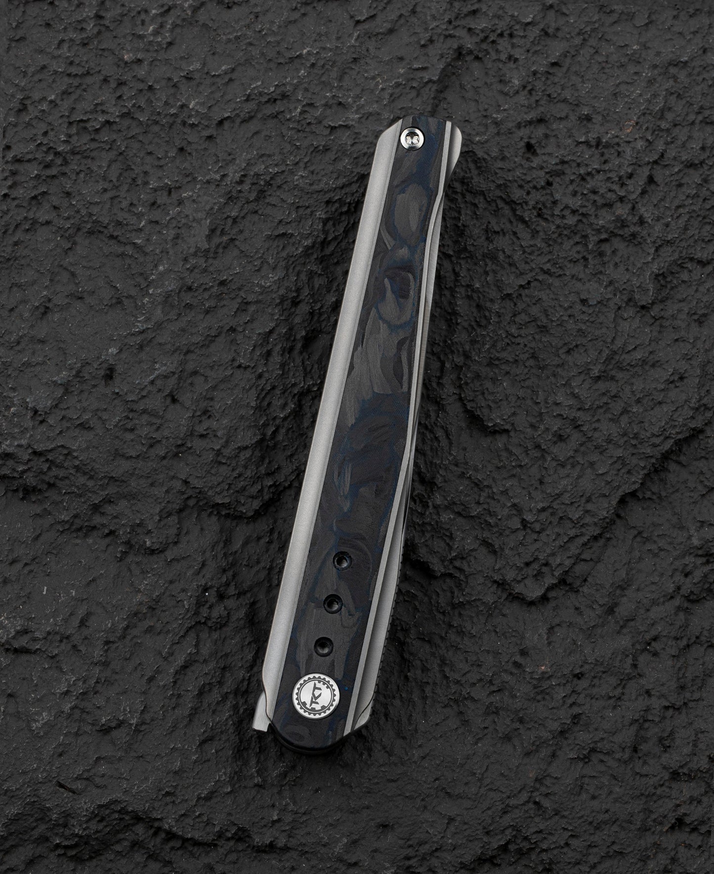 Bestech Spear Phisher BT2405B clip detail – titanium pocket clip on white bead blast handle