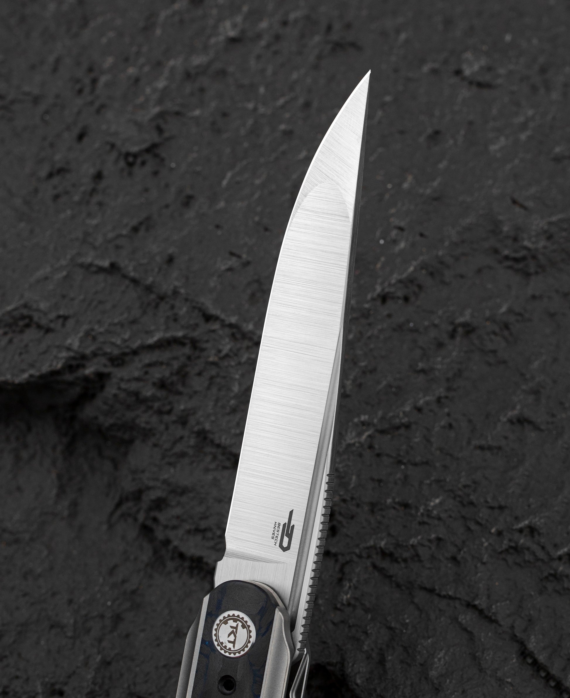 Bestech Spear Phisher BT2405B handle detail – white bead blast titanium with marble carbon fiber inlay