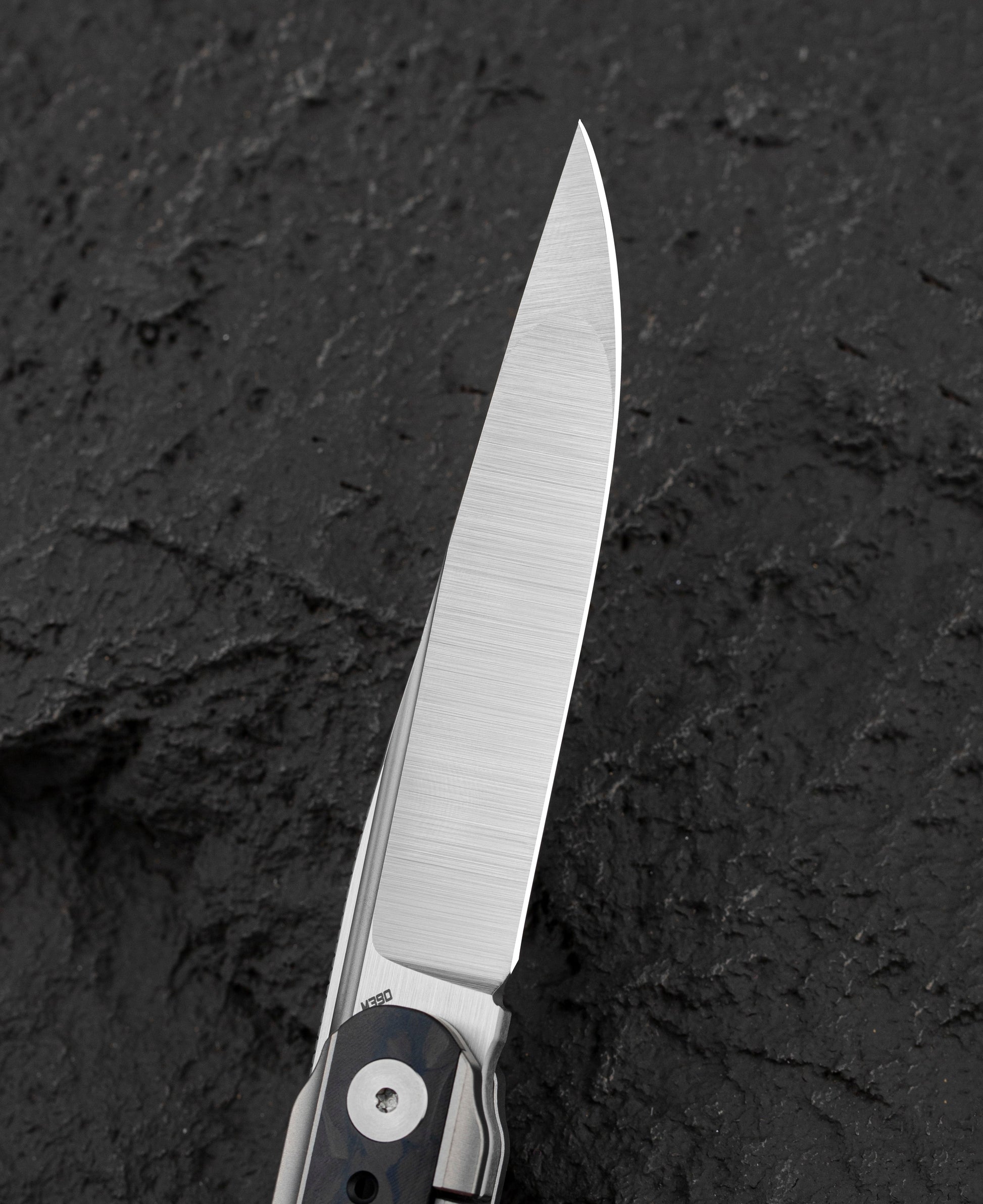 Bestech Spear Phisher BT2405B marble carbon fiber detail – premium inlay scales on titanium handle