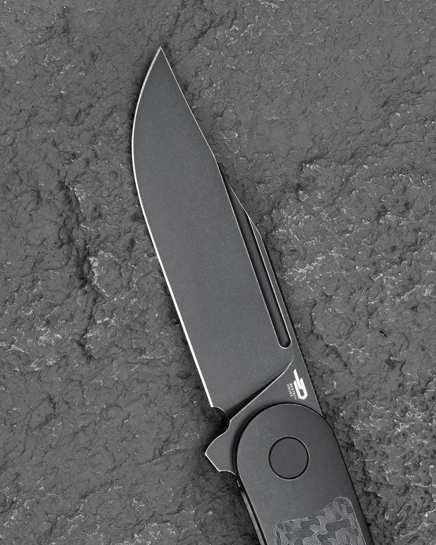 Bestech Vestige BT2411D Black Stonewash Titanium Carbon Fiber Handle Texture Detail