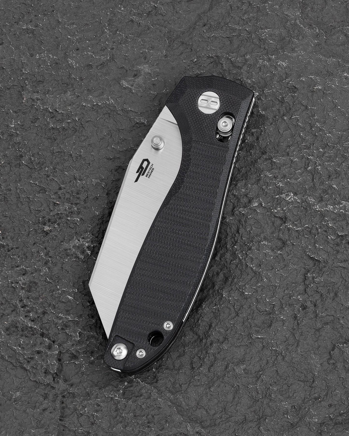 Bestech Liger BTKG61A Black G10 scales – handle texture and color detail