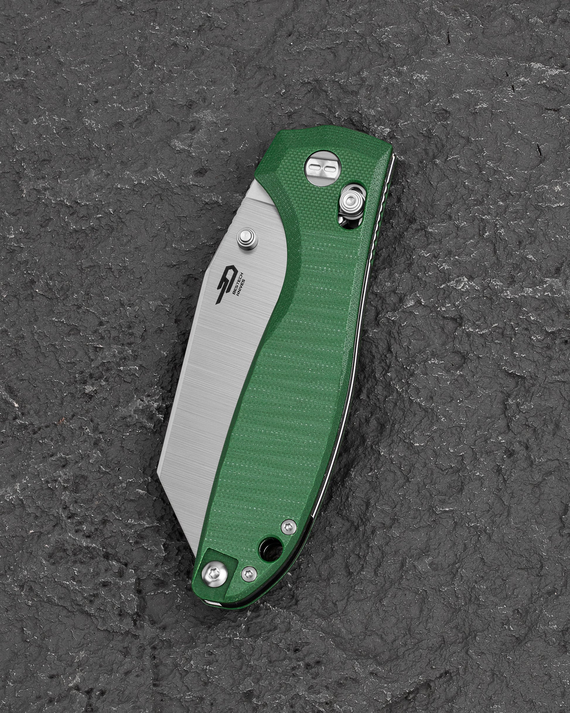 Bestech Liger BTKG61B OD Green G10 scales – handle texture and color detail