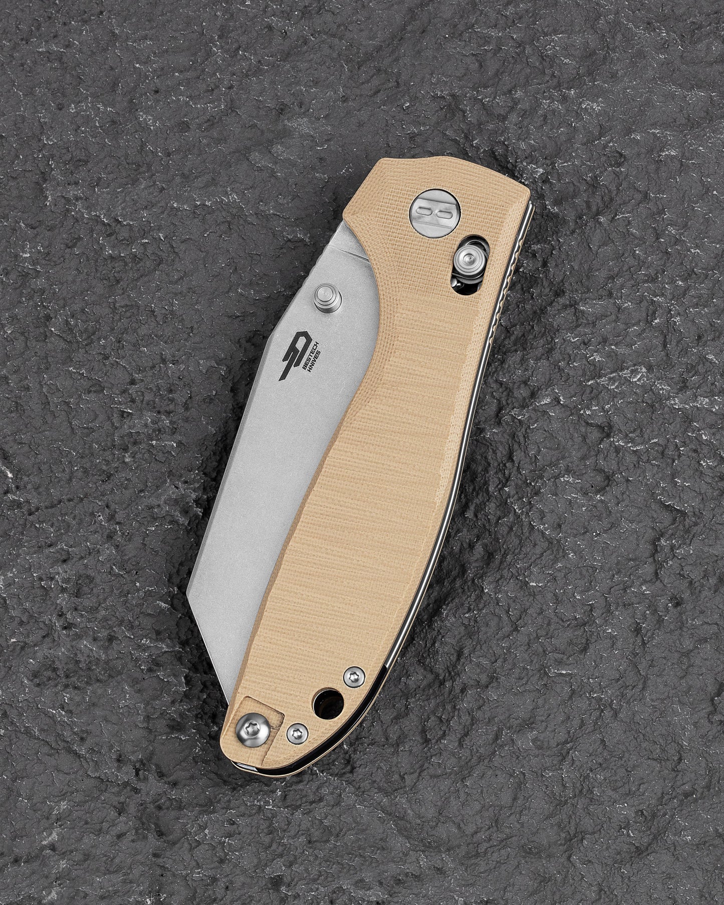 Bestech Liger BTKG61C Beige G10 scales – handle texture and color detail