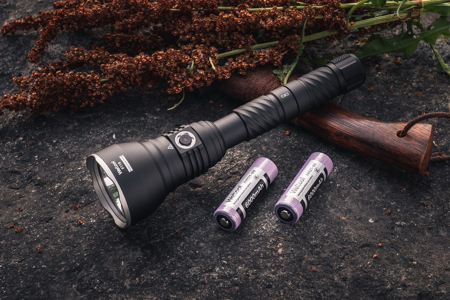 Weltool BB11 (F11R-ExtensionTube) enabling two 21700 batteries on the F11R flashlight