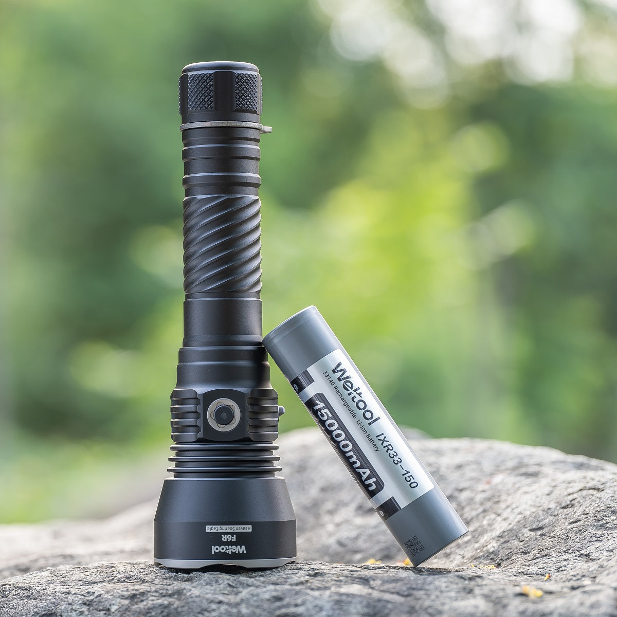 Weltool F6R size comparison with the included IXR33-150 15,000mAh 33140 battery
