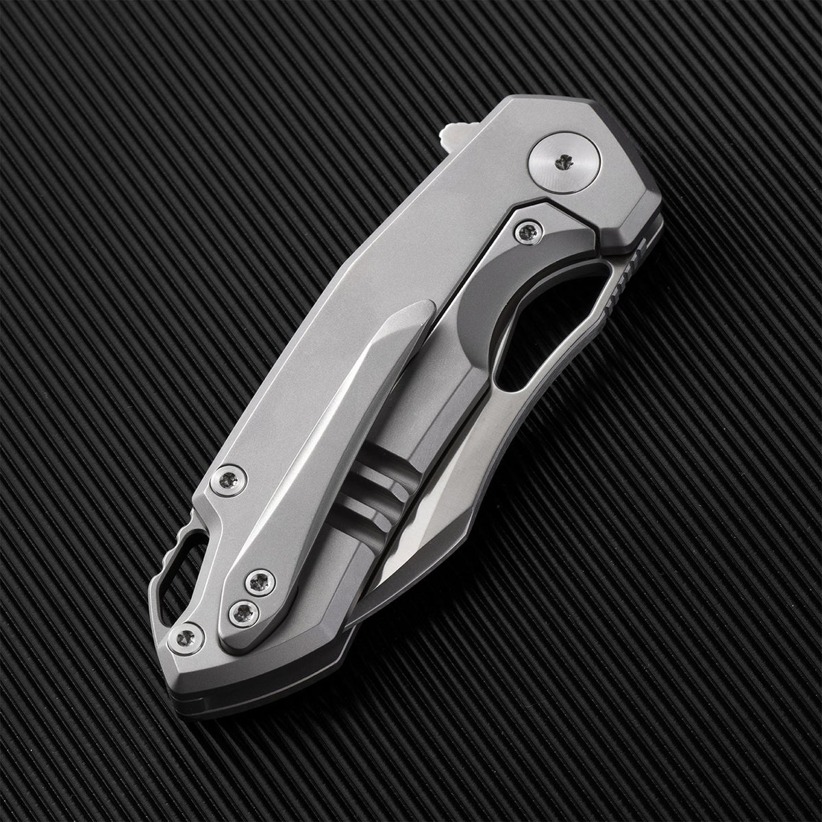 FerraMonster Glideman FM23003-B titanium frame lock and flipper tab detail