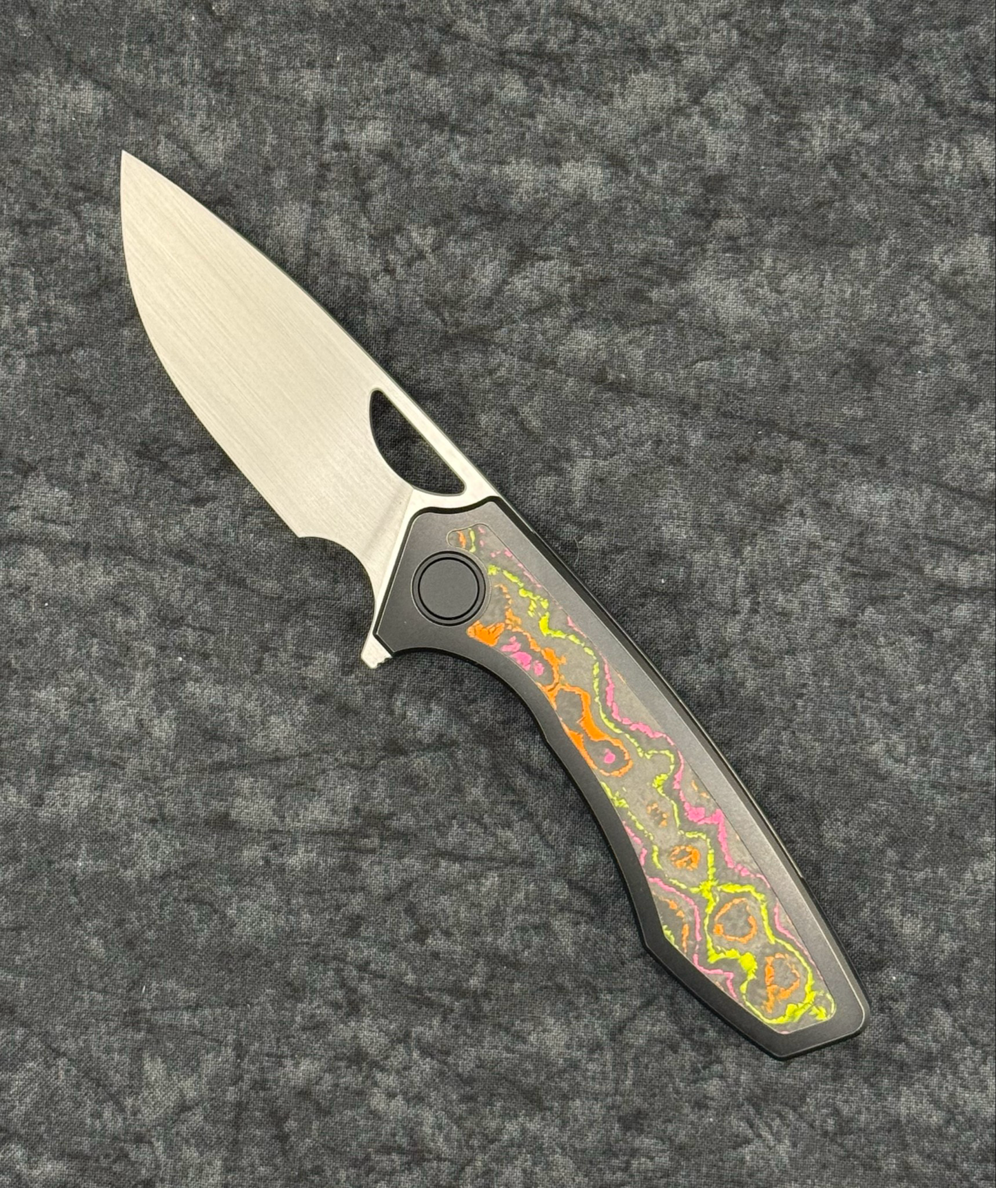 Gecko Customz Knifeworks Sikorae V2 – 3.04" MagnaCut Flipper w/ Black PVD Ti & Flo Party Inlay