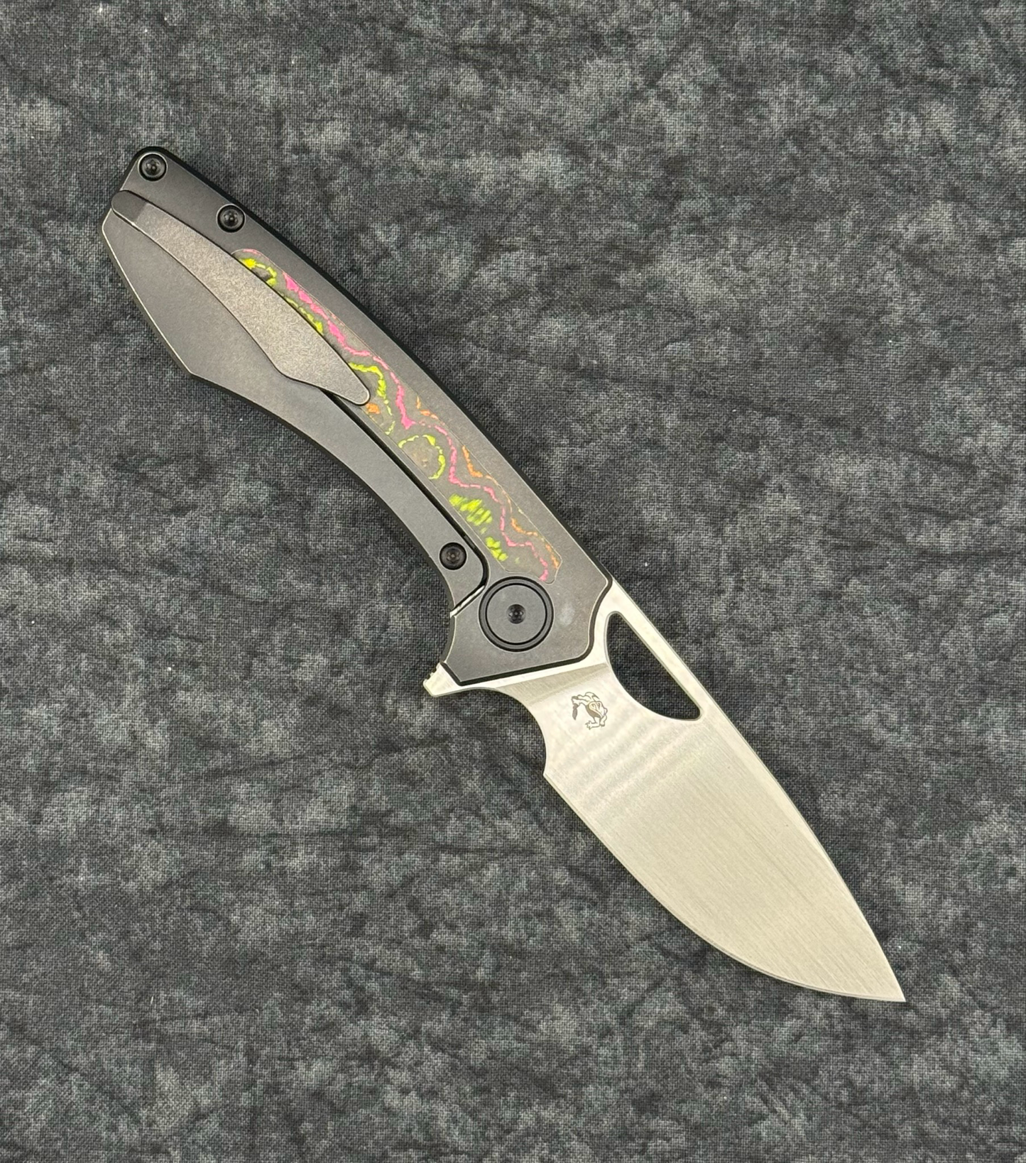 Gecko Customz Knifeworks Sikorae V2 – 3.04" MagnaCut Flipper w/ Black PVD Ti & Flo Party Inlay