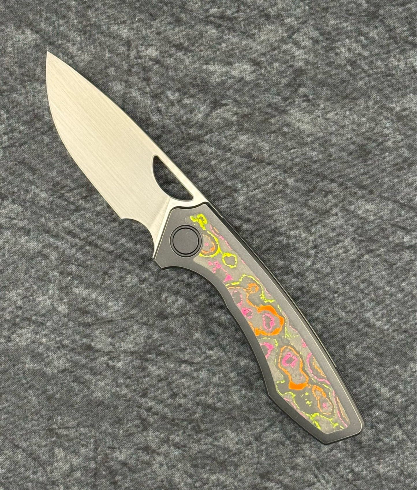 Gecko Customz Knifeworks Sikorae V2 – 3.04" MagnaCut Non Flipper w/ Black PVD Titanium & Flo Party Inlay