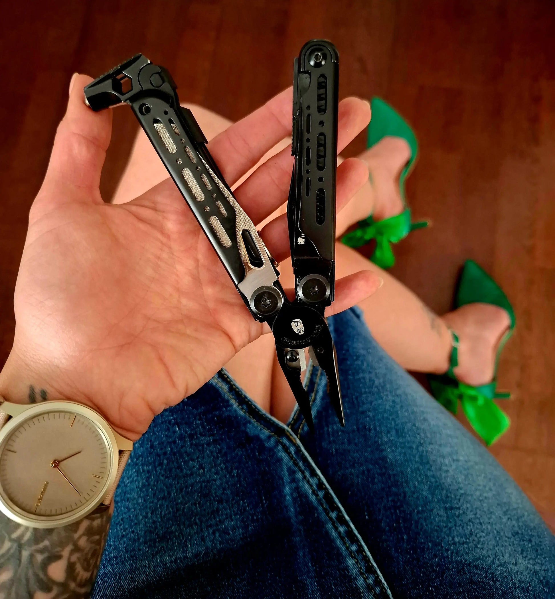 HX Outdoors IGNITE GQ-22B with tools fanned open