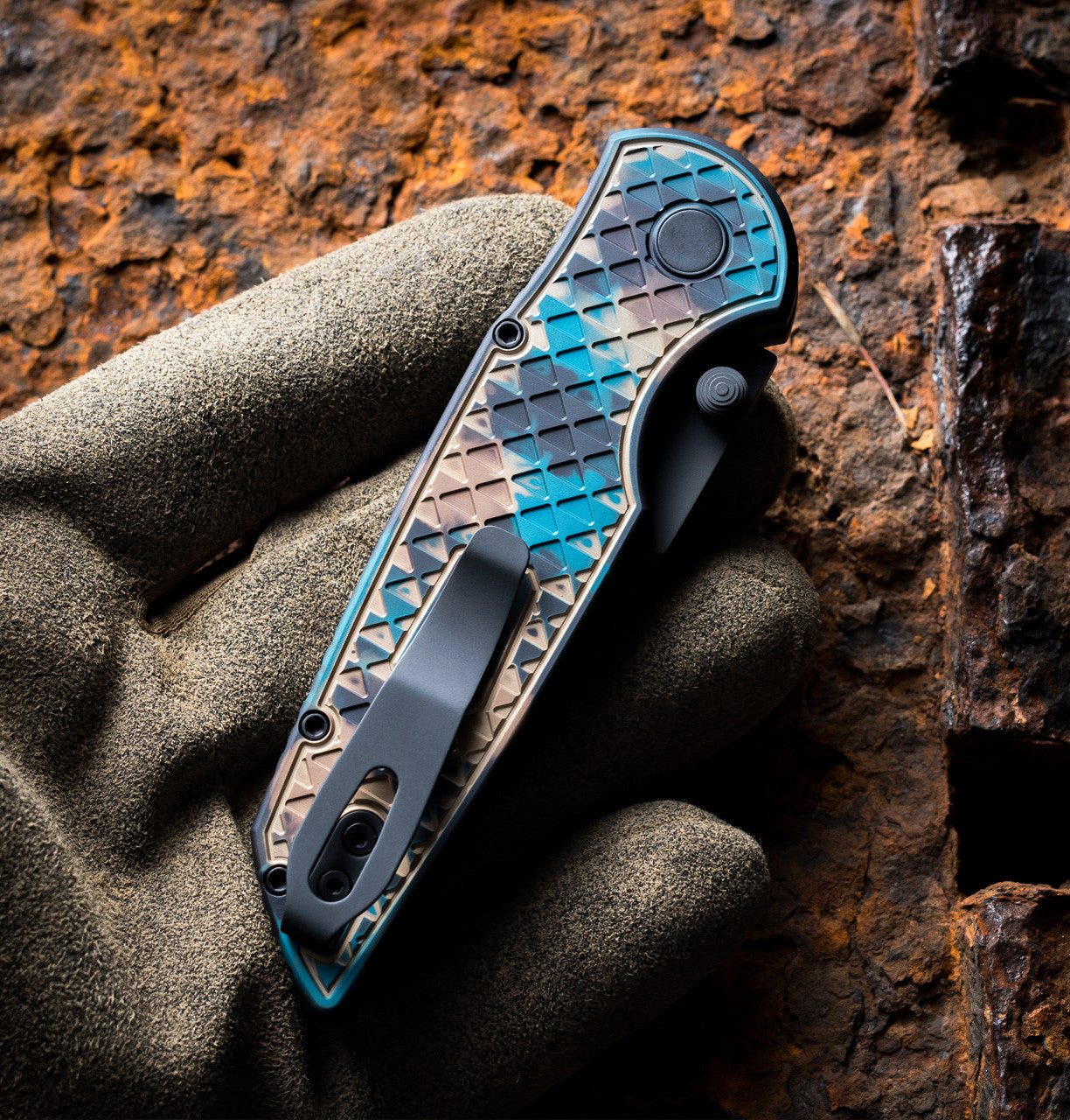 Pro-Tech Integrity INT1106-SHIPWRECK DLC black double thumb studs and wide deep carry clip detail