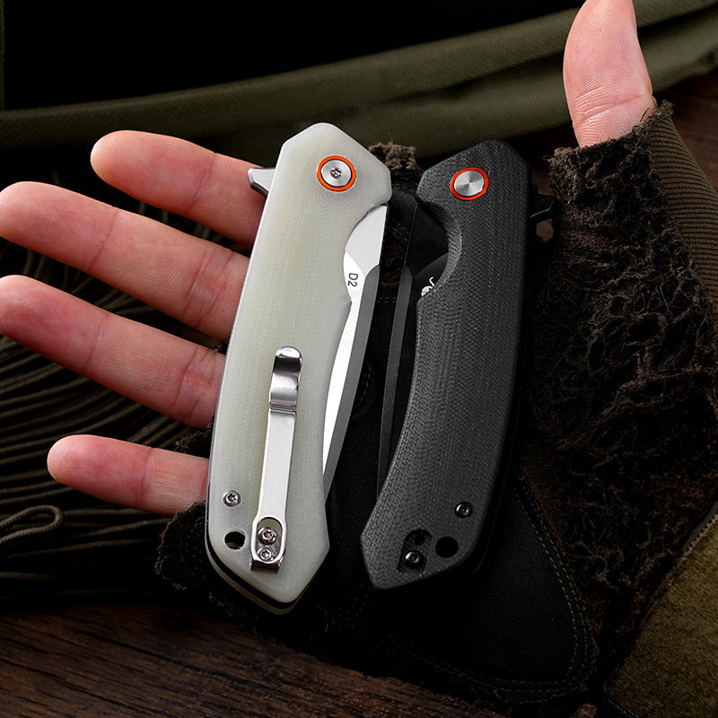 Klaken J146 Ridge J146-GreenMicarta-Satin green Micarta handle held in hand