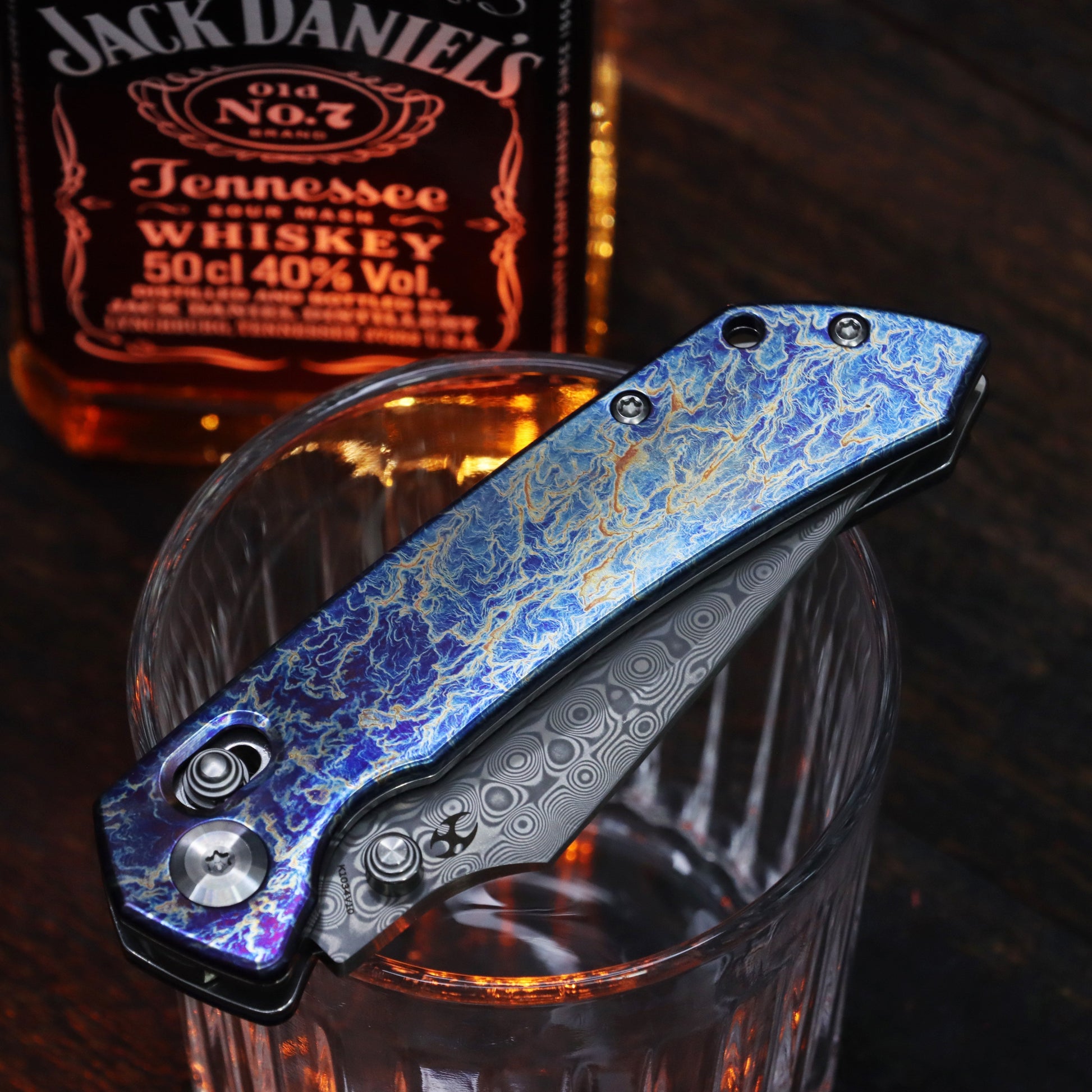 Kansept Fenrir K1034V10 blade detail – acid etched Damascus harpoon