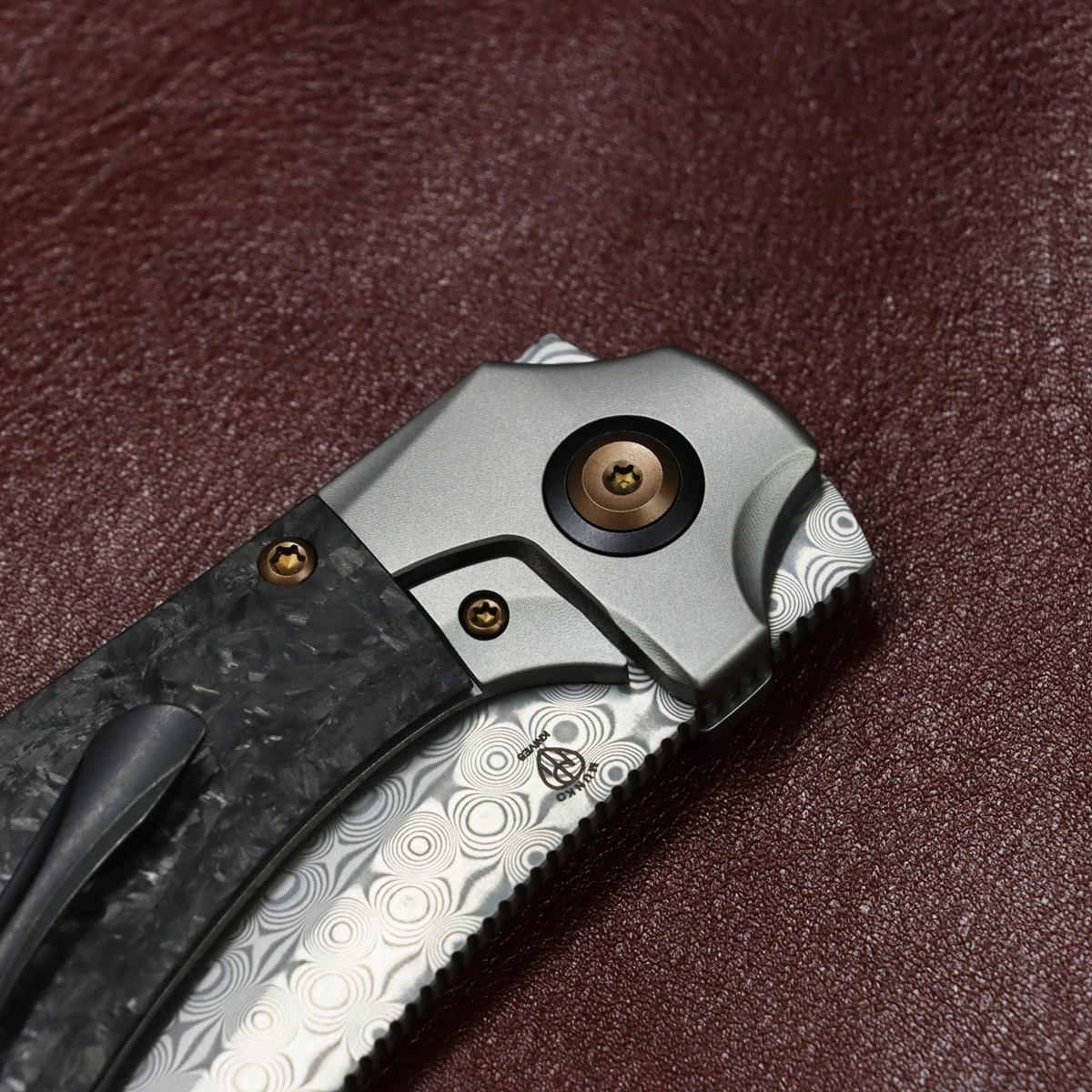 Kansept Pluto K3129A3 acid etched Damascus pattern close-up