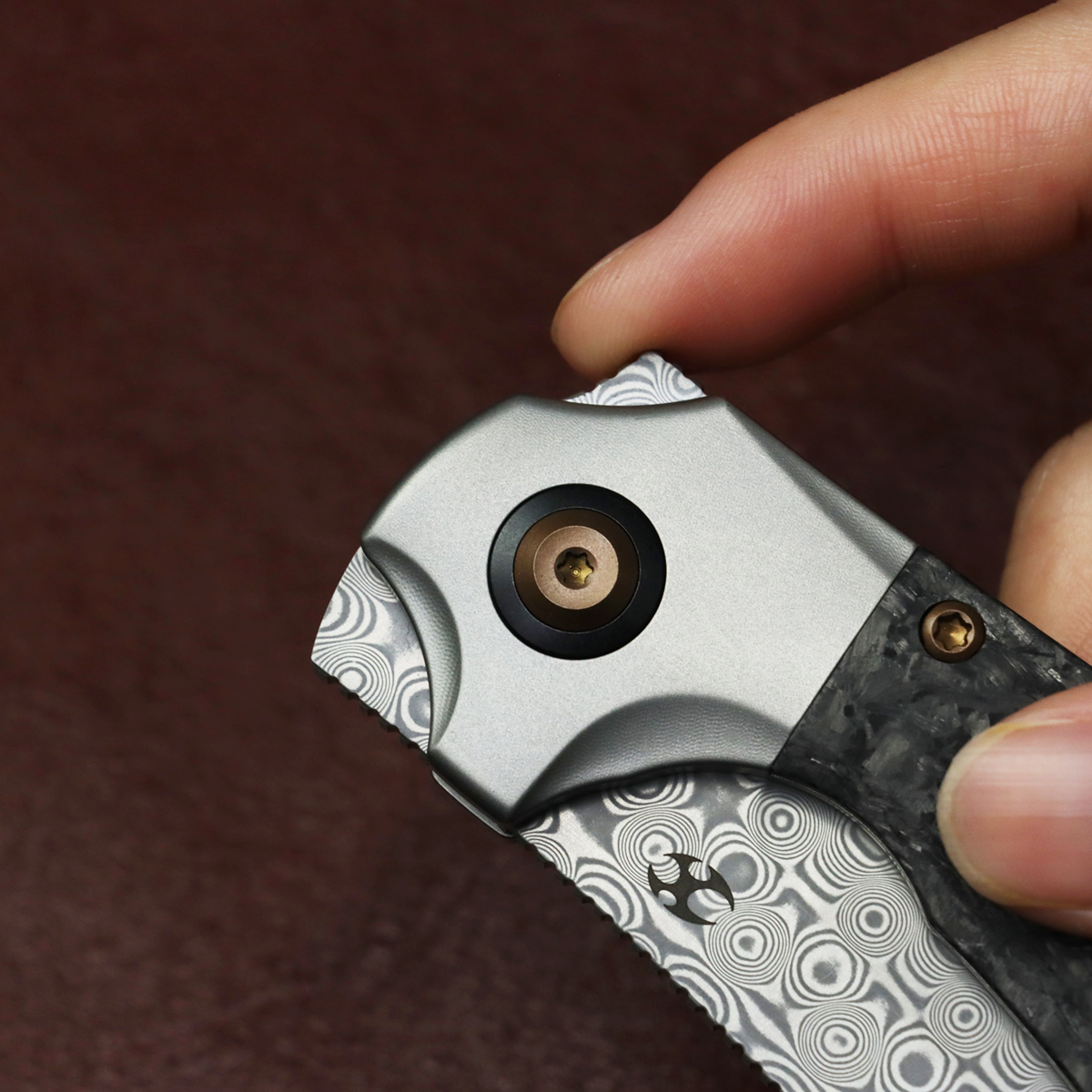 Kansept Pluto K3129A3 everyday carry scene