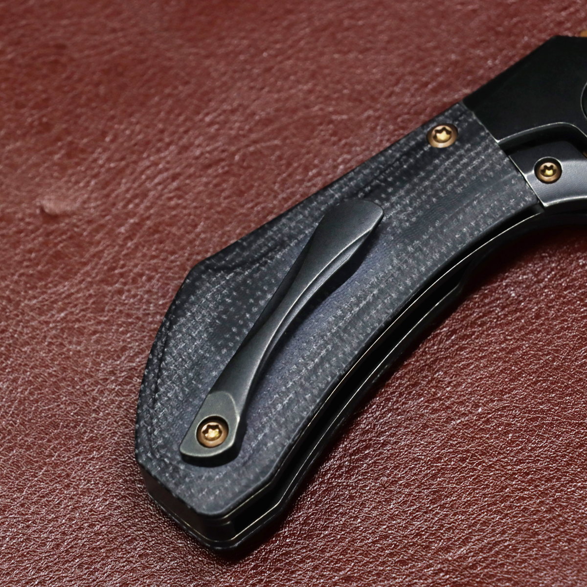 Kansept Pluto K3129A4 closed view showing hidden lanyard hole