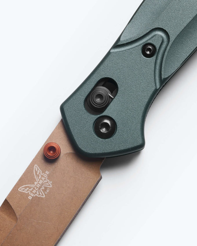 Benchmade Osborne 940FE-2601 FDE PVD Battlewash blade finish detail