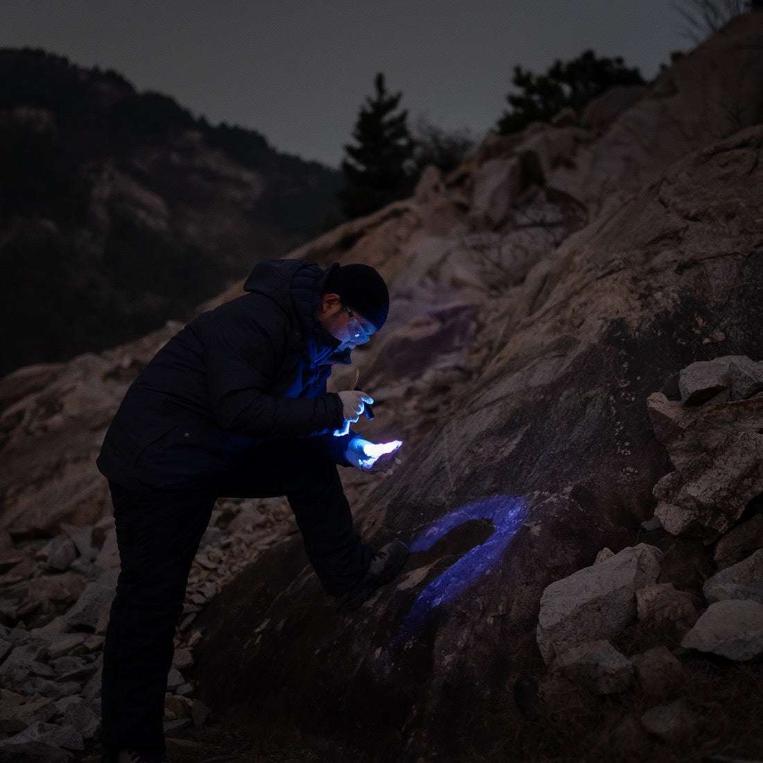 Weltool M1UV AA-powered UV black light flashlight