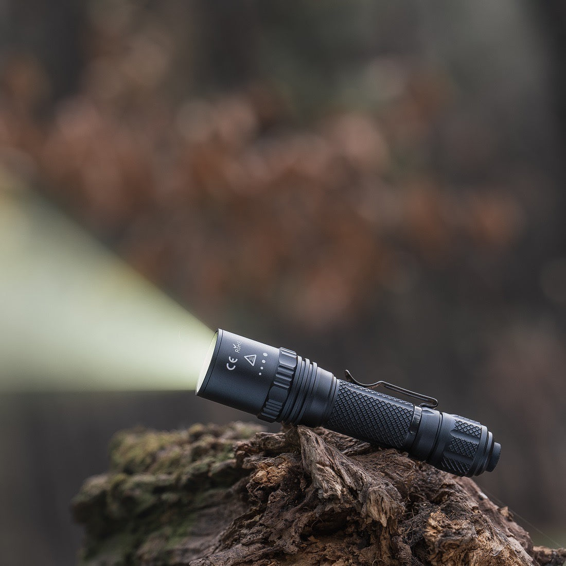 Weltool M8 zoomable LED flashlight, 574m throw