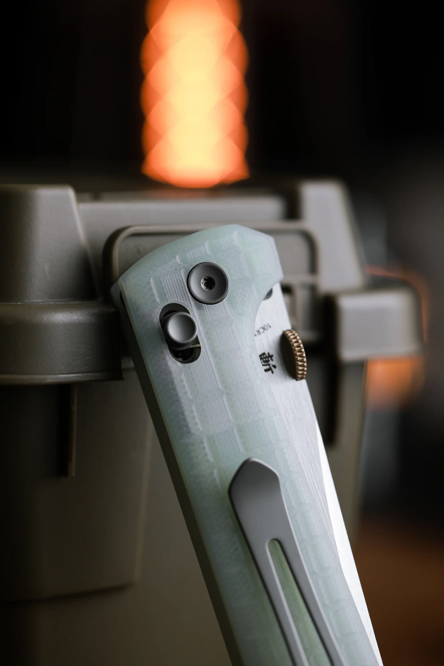 North Mountain Blade 2418-JD-G-5 crossbar lock thumbdisk deployment detail